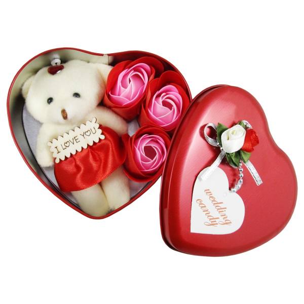 جعبه کادویی گل معطر و عروسک قلبی وسنا مدل LOVE